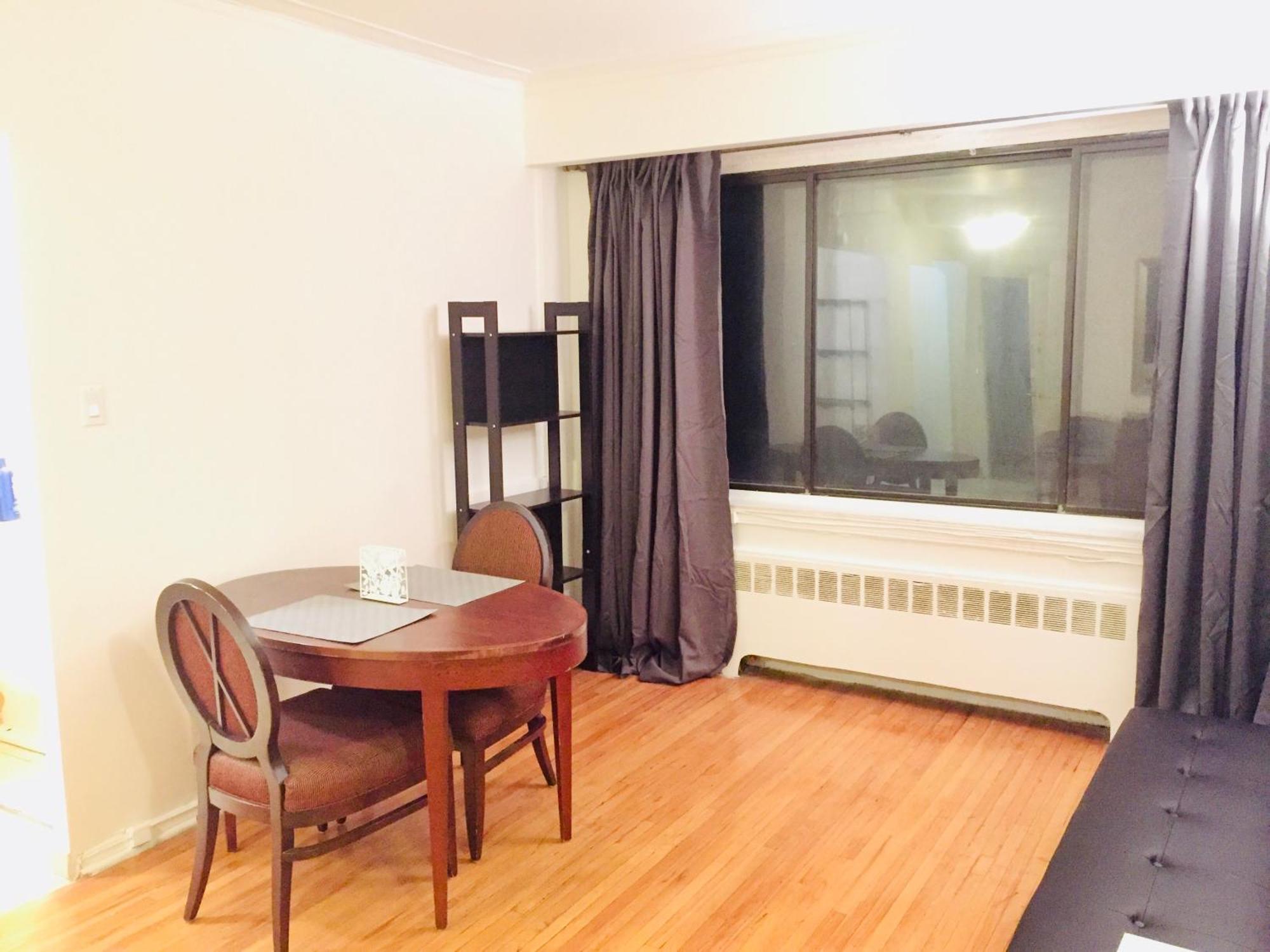 Apartment Stylish Apartment: Comfortable In The Golden Square Mile