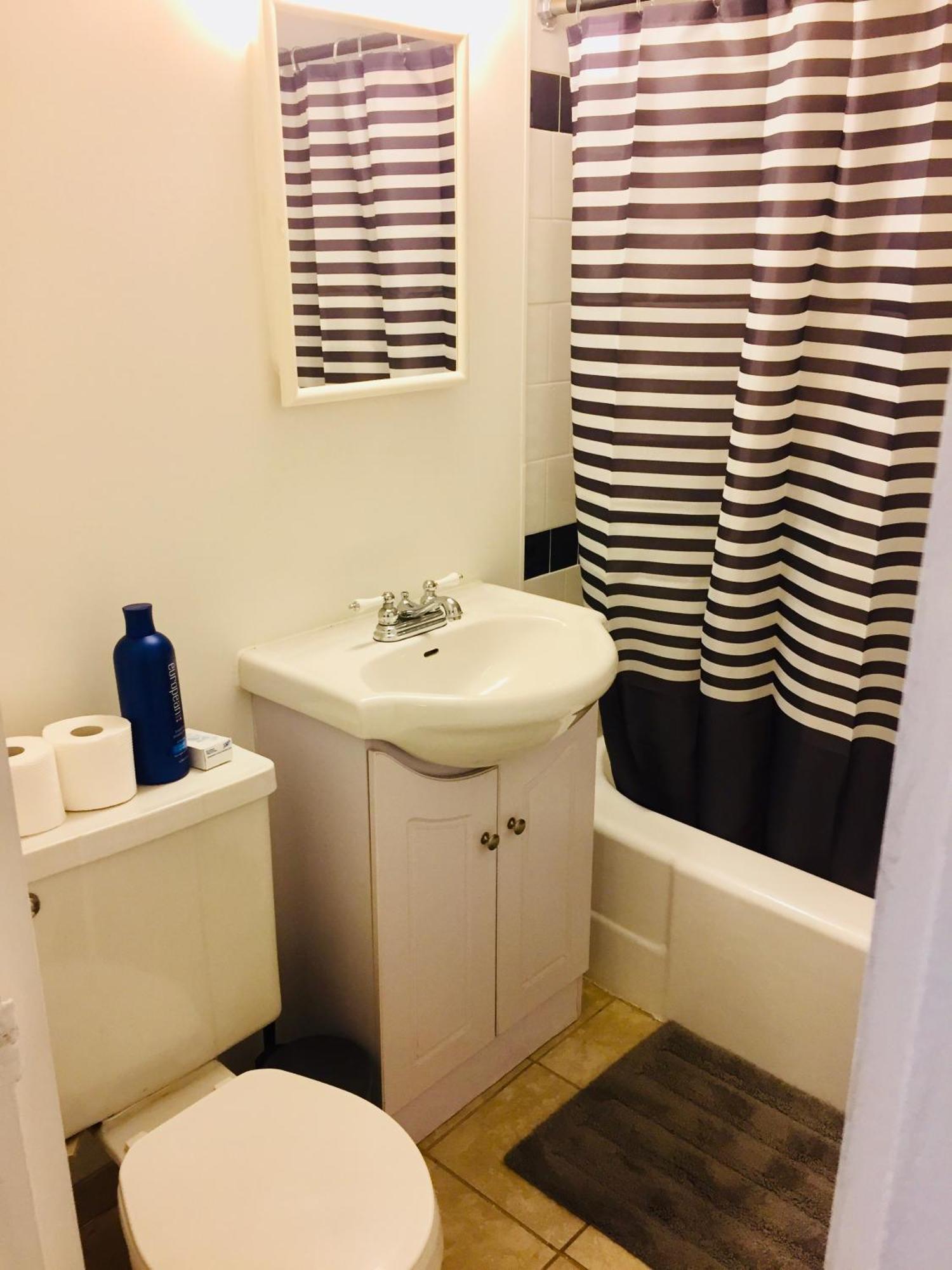 Stylish Apartment: Comfortable In The Golden Square Mile * Montreal