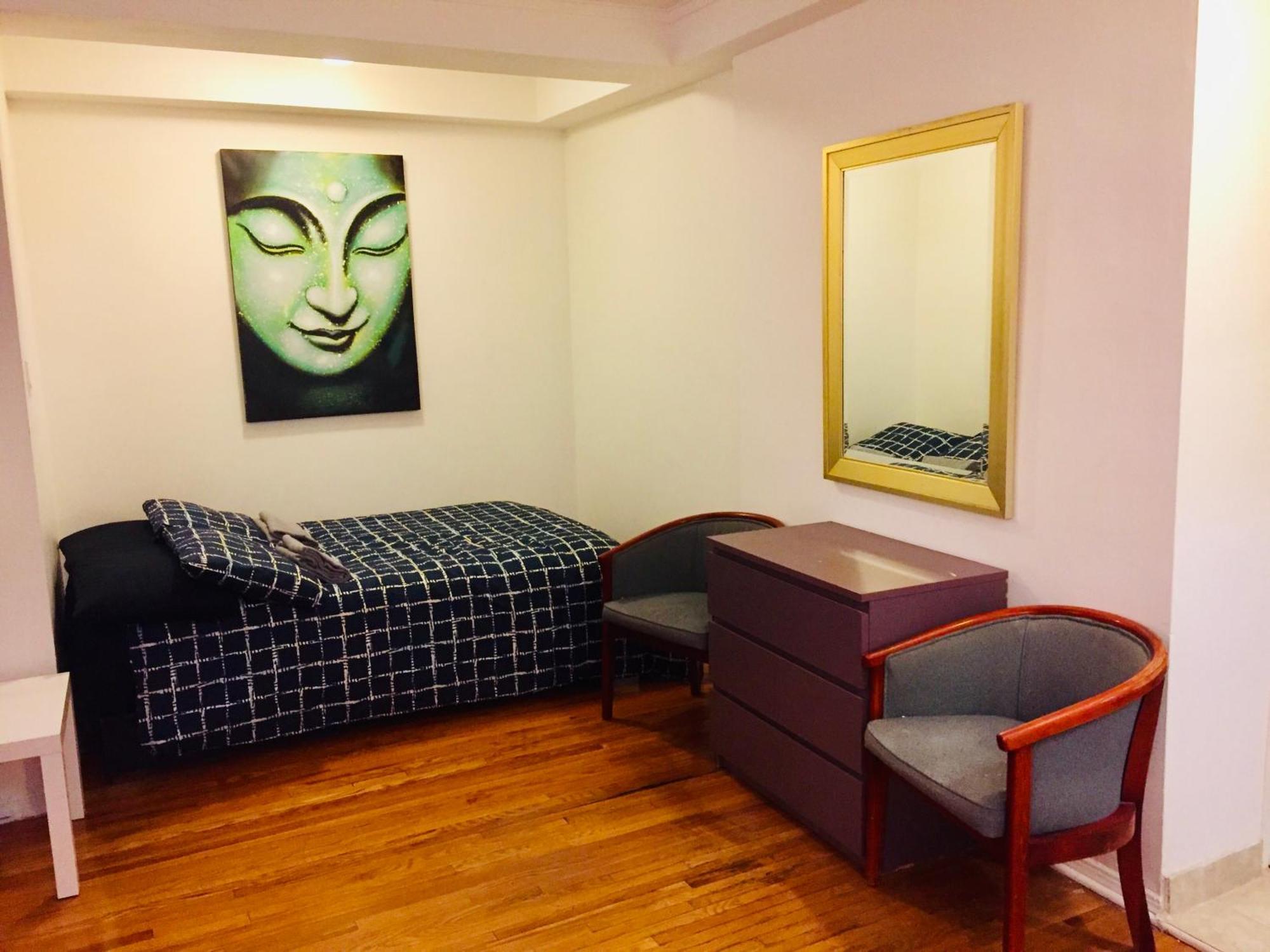 Stylish Apartment: Comfortable In The Golden Square Mile Apartment *